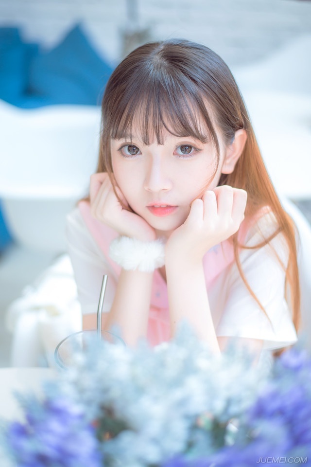 “周瑜怕是……已有死志。”贾诩对于周瑜的死倒是不怎么惊讶，看向吕布道：“孙权虽得周瑜之助得了江东之主的位置，但也因此，为周瑜自己埋下了祸根，他当时所展现出来的影响力太大了，大到只要他有这个想法，可以随时从孙权手中，将江东基业拿过来，这是为上位者最为忌惮的事情，孙策有那个魄力和足够的能力去驾驭周瑜，但孙权显然没有。”